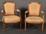 paire de fauteuils de style Louis XVI avec assises rembourrées et garnies de tissu