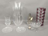 beaucoup d'objets en verre qui se trouvent sur la table