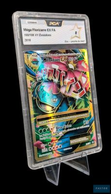gros plan d'une carte pokemon dans un étui en plastique