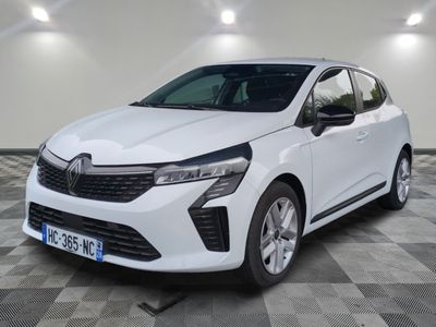 une voiture blanche est garée dans une pièce au sol à carreaux