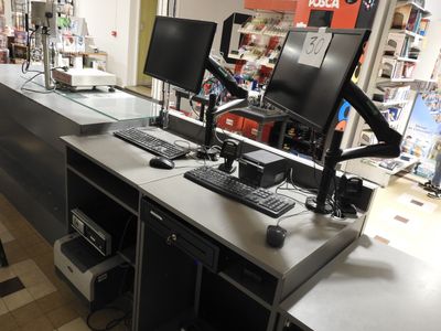 un bureau d'ordinateur équipé de deux écrans et d'un clavier
