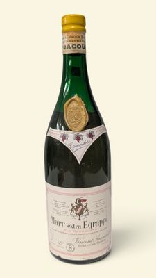 une bouteille de vin posée sur une table