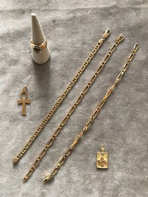 un lot de bracelets en or et une bague posés sur une table