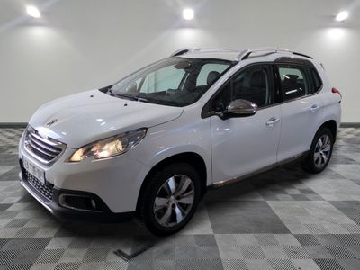 la petite voiture blanche est garée dans une grande pièce
