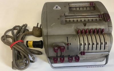 une caisse enregistreuse argentée avec des boutons rouges et un chargeur