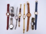 tout un tas de montres alignées sur la table