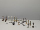 tout un tas de bougies de toutes sortes sur la table