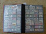un livre avec des timbres, posé sur une table