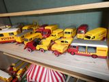 beaucoup de camions miniatures sur une étagère à côté d'une tente