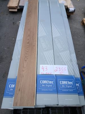 plusieurs pièces de bois sont empilées dans un entrepôt