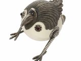 un oiseau perché sur un bol