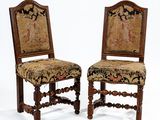 deux chaises dont le dossier est orné d'une tapisserie