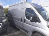 une camionnette argentée garée à côté d'une camionnette noire
