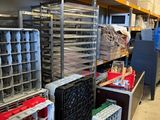 de nombreux paniers et bacs sur les étagères du magasin