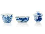 trois bols en porcelaine bleue et blanche et un petit bol