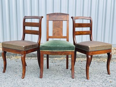 Paire de chaises à dossiers à triple bandeau, pieds avant ja…