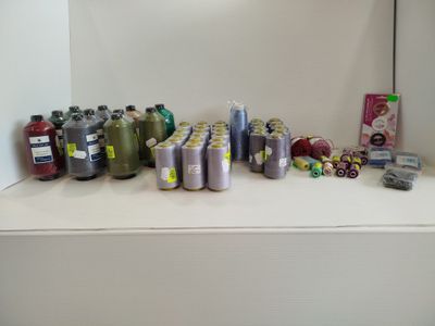 de nombreuses bouteilles de différentes couleurs et tailles sur une étagère