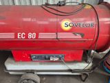 un chauffage au gaz rouge qui se trouve dans un garage