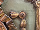 un gros plan d'une horloge sur le cadran de laquelle se trouve un oiseau