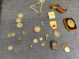 beaucoup d'objets qui traînent sur le canapé