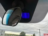 le rétroviseur d'une voiture sur la route