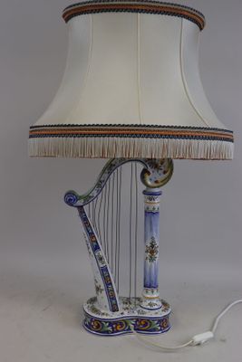 une lampe posée sur une table sur laquelle se trouve une harpe