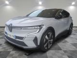 la voiture blanche est garée sur le sol à carreaux d'une pièce