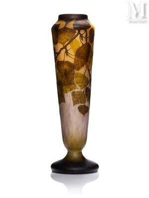 un vase en verre orné d'un motif de feuilles
