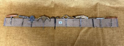 de nombreux outils de toutes sortes accrochés à un mur