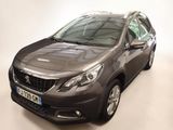 La voiture grise est garée sur le sol blanc de la pièce.
