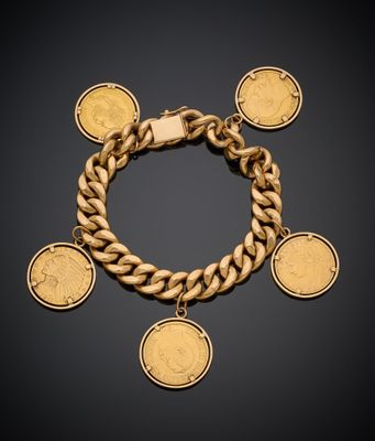 un bracelet en or orné de cinq pièces différentes