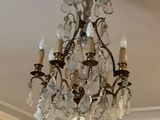 un lustre suspendu au plafond d'une pièce