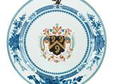 assiette bleue et blanche ornée d'un blason