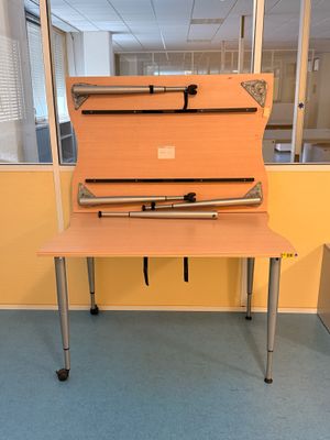 un bureau sur lequel est posée une valise, dans une pièce