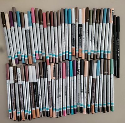 a lot of pens that are lined up on a table