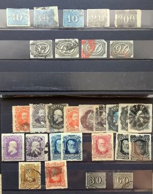 certains timbres sont exposés dans une vitrine posée sur la table