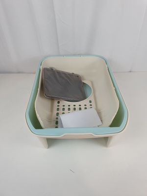 un panier en plastique bleu et blanc contenant un bout de papier