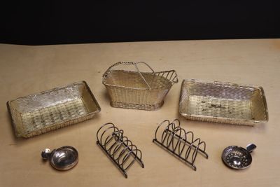beaucoup d'objets en argent posés sur une table