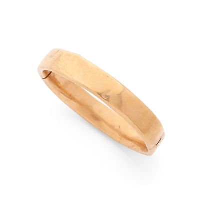 gros plan d'une bague en or sur fond blanc