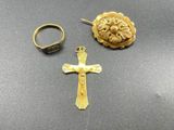 un gros plan d'une croix et d'une bague posées sur une table