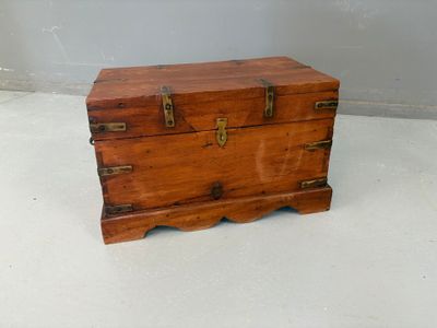 Coffre de marine en bois exotique à écoinçons en laiton et p…