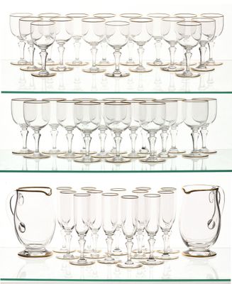 une étagère en verre sur laquelle sont disposés de nombreux verres à vin