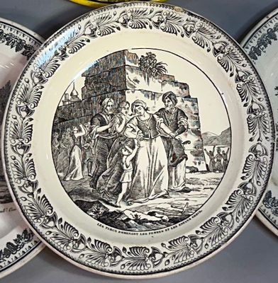 80. Réunion de 12 assiettes en faïence de Montereau et Creil…