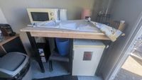 A l'extérieur, dans un Algeco: un lot de mobilier de bureau … (photo 4)