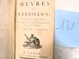 un livre sur lequel figure la photo d'un homme assis dans un bateau