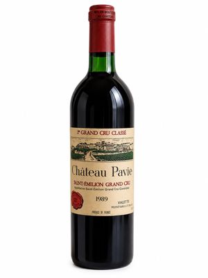 bouteille de vin rouge avec une étiquette du Château Pavine, en France