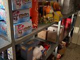 de nombreuses boîtes de jouets sur les étagères du magasin