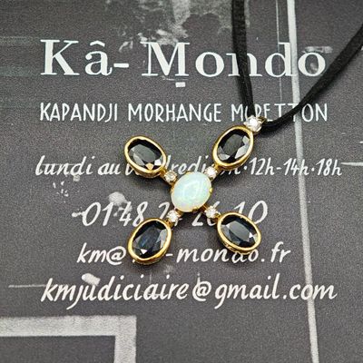 une photo d'un collier orné d'une croix