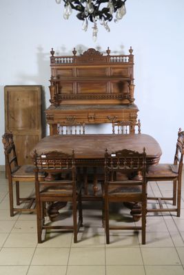 Partie de mobilier de salle à manger en noyer comprenant : u…