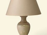 une lampe de table avec un abat-jour beige